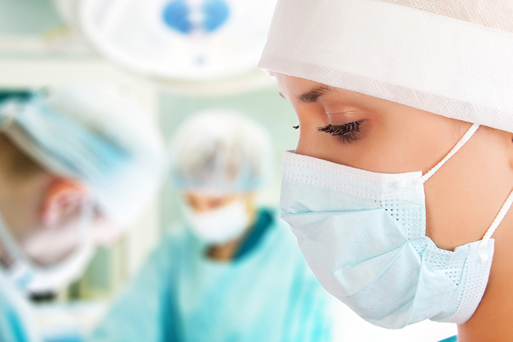 Curso de Medicina - três pessoas de máscara no centro cirúrgico