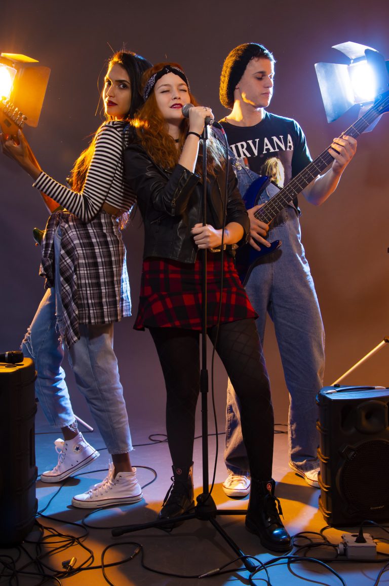 GRUNGE 90
Créditos: Beatriz Feitosa, Nahelem Bernardo, Priscila Arruda, Rafaela Vieira e Willian Castro