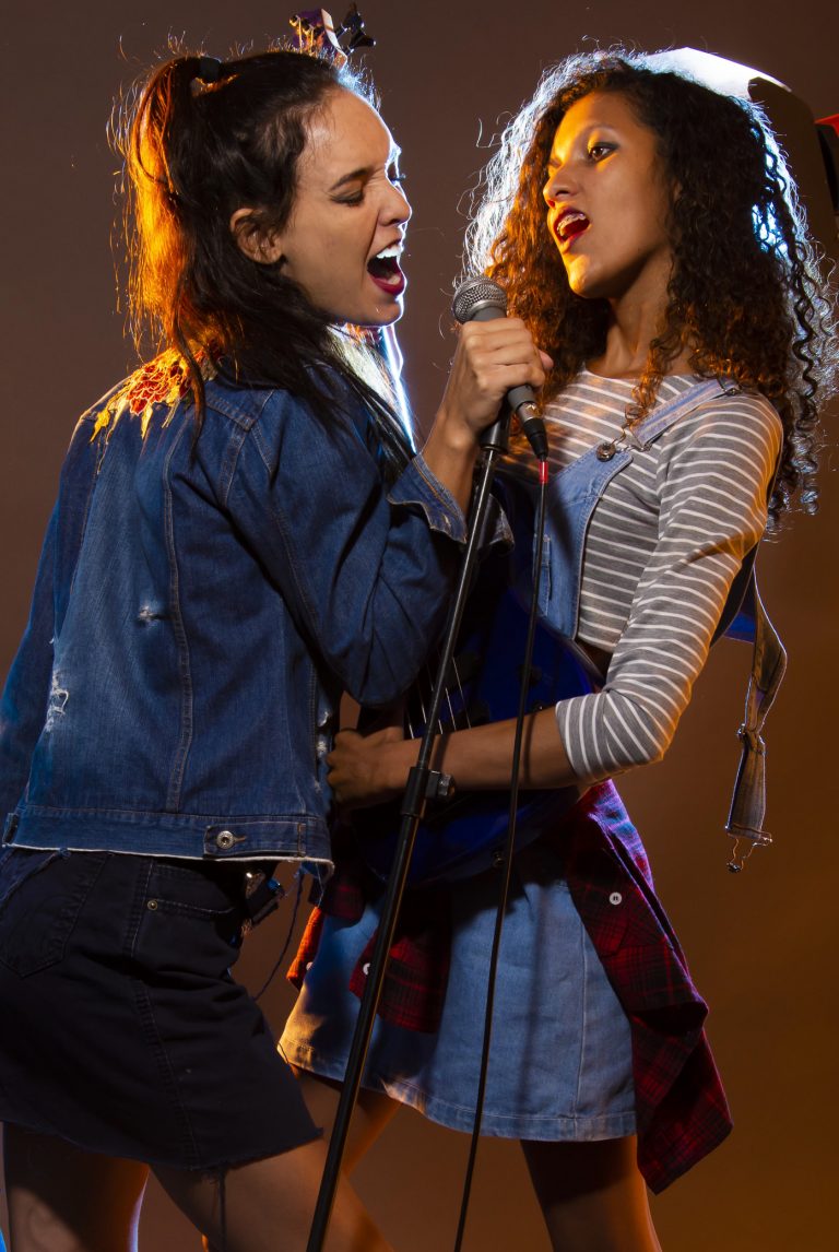 GRUNGE 90
Créditos: Beatriz Feitosa, Nahelem Bernardo, Priscila Arruda, Rafaela Vieira e Willian Castro