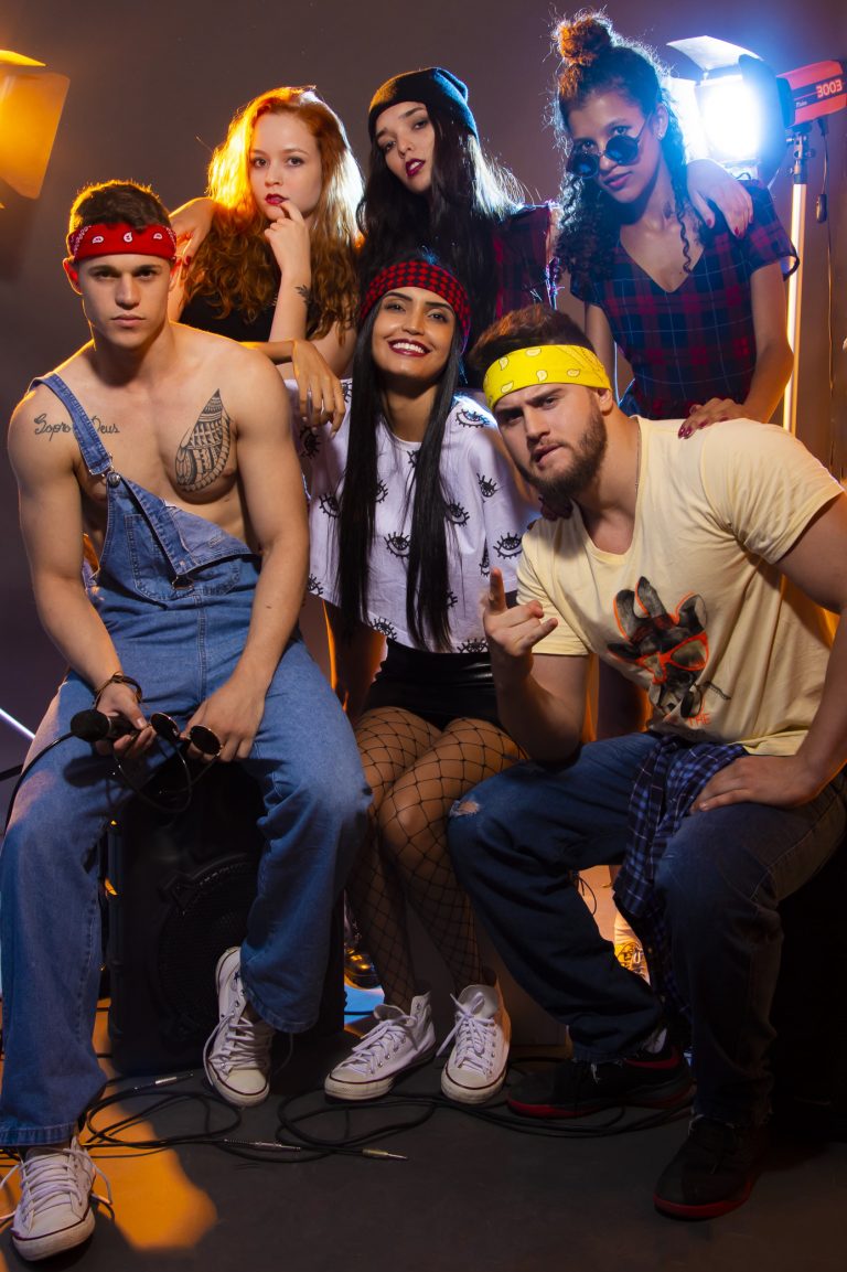 GRUNGE 90
Créditos: Beatriz Feitosa, Nahelem Bernardo, Priscila Arruda, Rafaela Vieira e Willian Castro