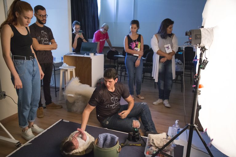 Oficina "Introdução à fotografia newborn e às técnicas de wrap". Palestrante: Francisco Meneguci Zaidel (Chico Zaidel Fotografia)
Foto: Marlene Reverte