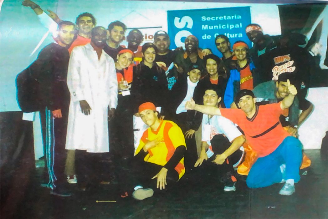 Saulo, Vanila, André Rock Master, Faísca, Natália, Guiu, Roseli, Fofão, Theo, Leonardo, Diego, Robson, Hisami, Renata, Paulo, Denis, Alan Beat e Fumaça - 2002